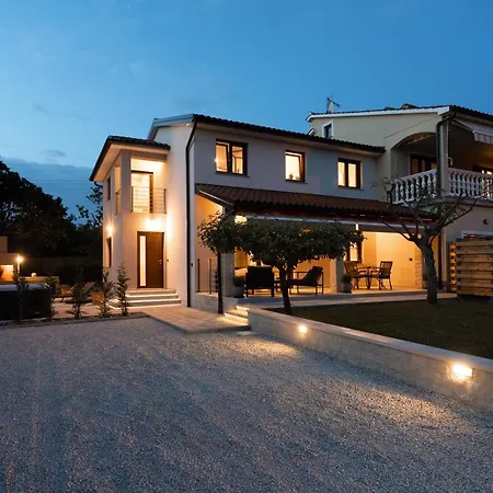 Villa Casa Pinia With Outdoor Jacuzzi Porec